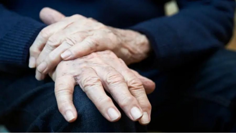 Gracias a un novedoso tratamiento con ultrasonido, lograron controlar los temblores de un paciente con Parkinson